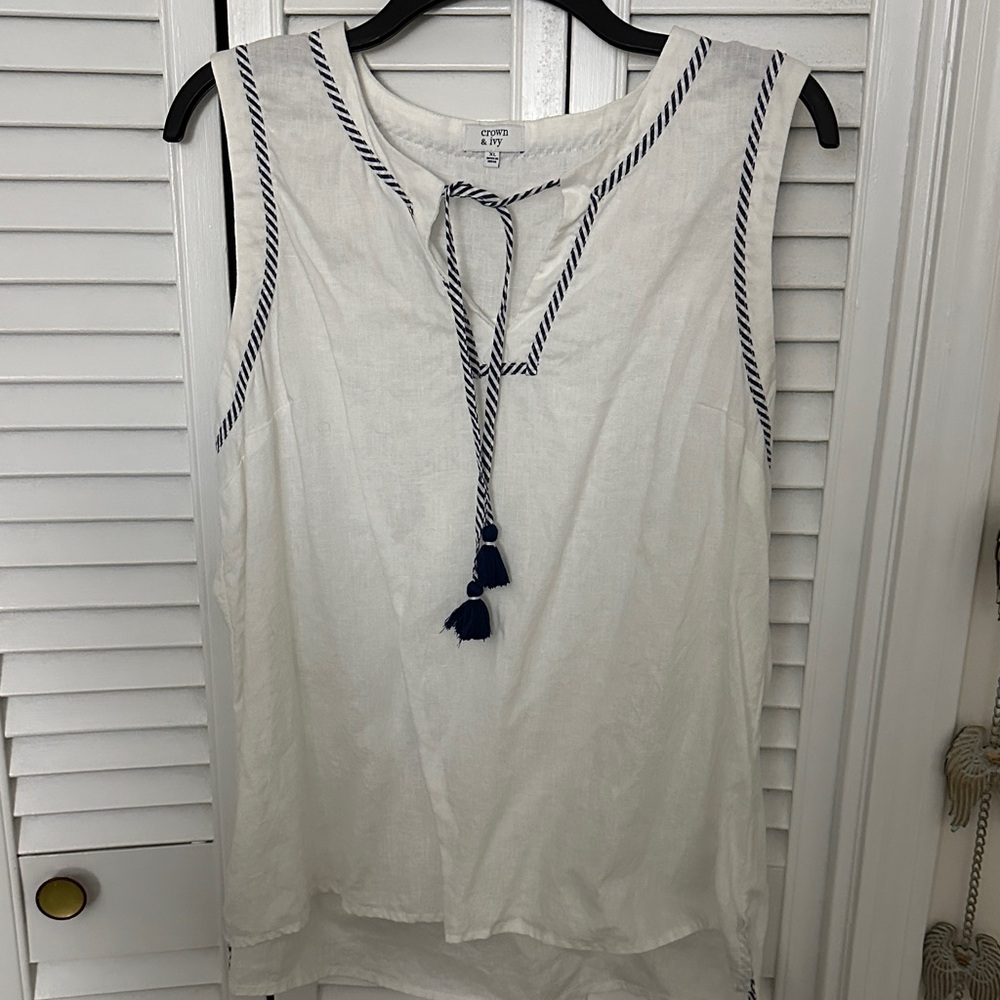 Crown & Ivy Ivory Sleeveless Top with Navy Trim